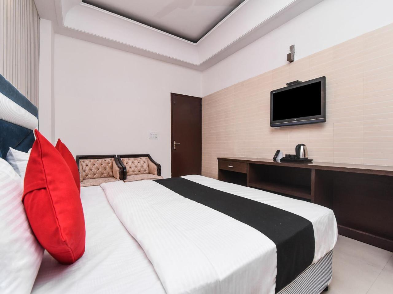 Capital O 16676 Near Noida City Center Exterior foto
